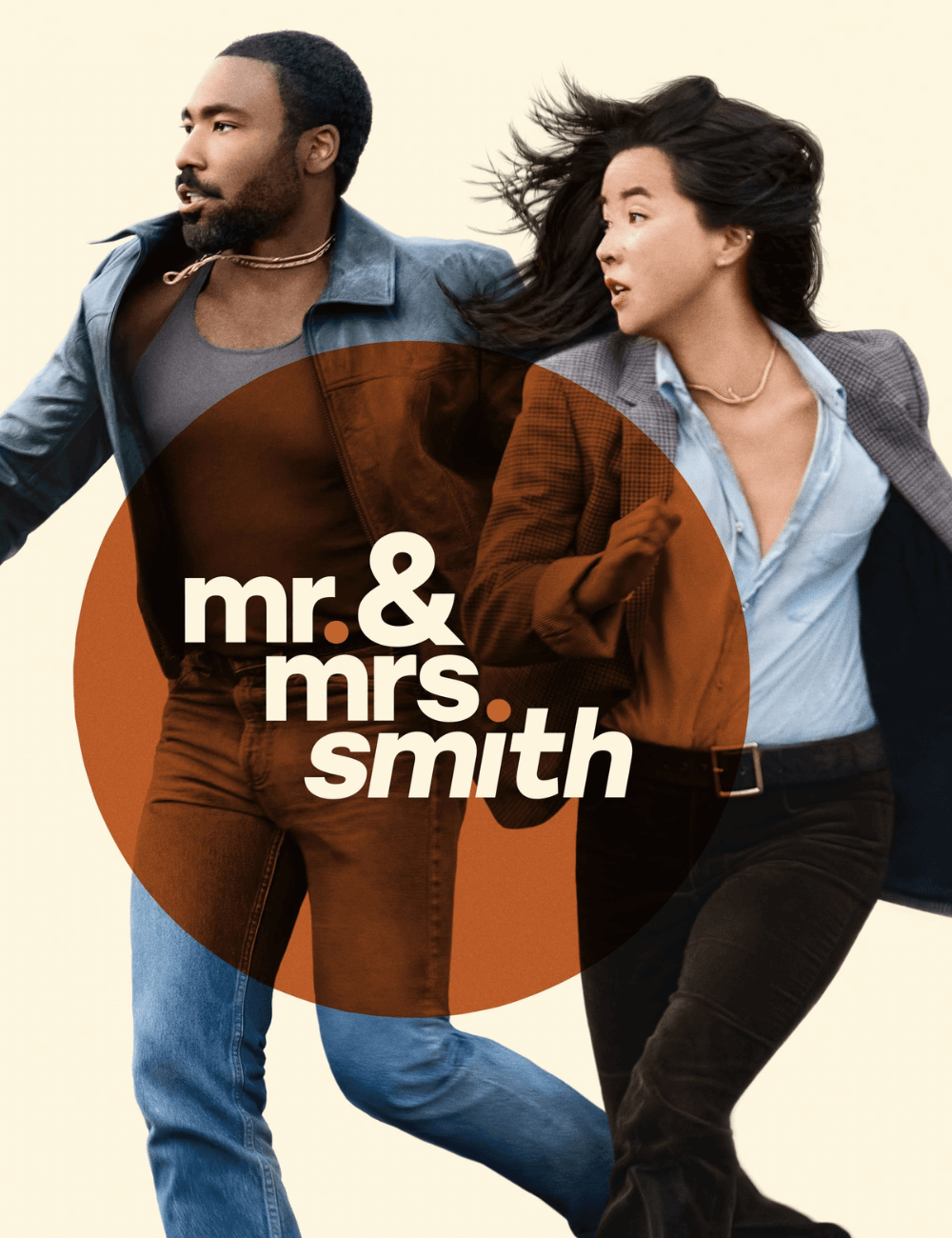 'Sr & Sra Smith' - N/A - séries novas para maratonar - inverno - a foto mostra duas pessoas, um homem negro e uma mulher asiática, correndo - https://stealthelook.com.br