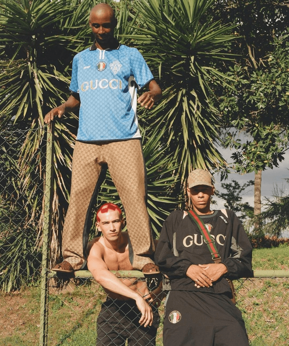 Gucci x Palace - roupas diversas - Moda e Skate - verão - Três homens posando para uma foto em um campo aberto  - https://stealthelook.com.br