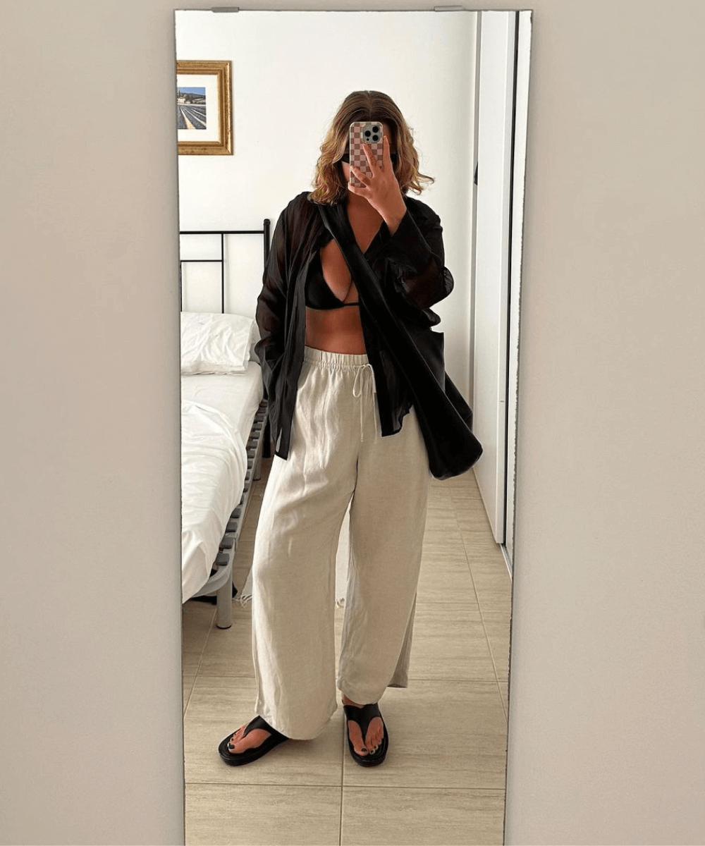 Madison Eley - calça, chinelo plataforma, biquíni preto e camisa preta - tendências do verão - verão - mulher loira tirando foto na frente do espelho - https://stealthelook.com.br