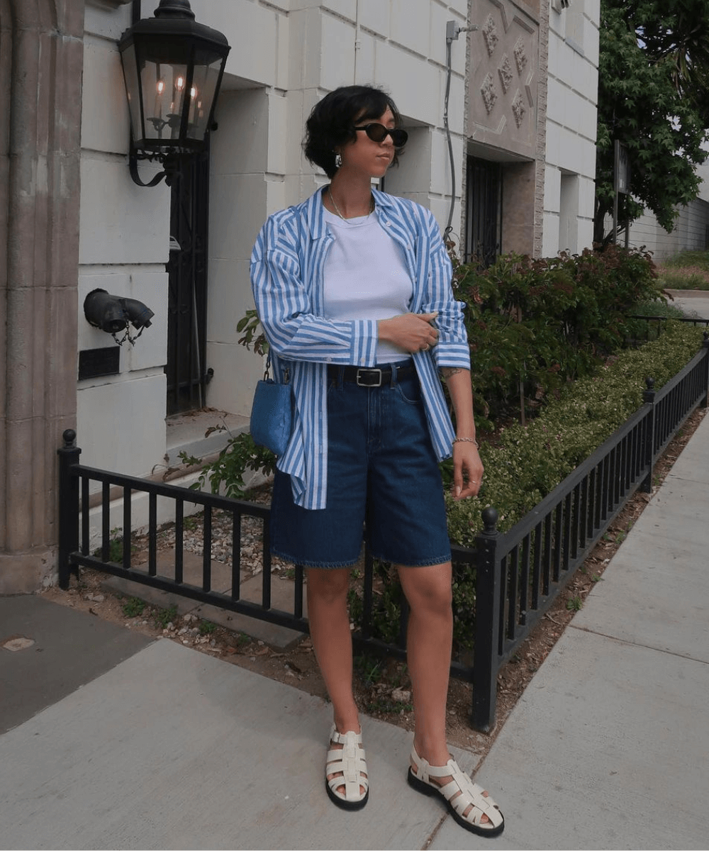 Stephanie Arant - bermuda jeans, regata branca, camisa azul e fishermans - tendências do verão - verão - mulher em pé na rua usando óculos de sol - https://stealthelook.com.br