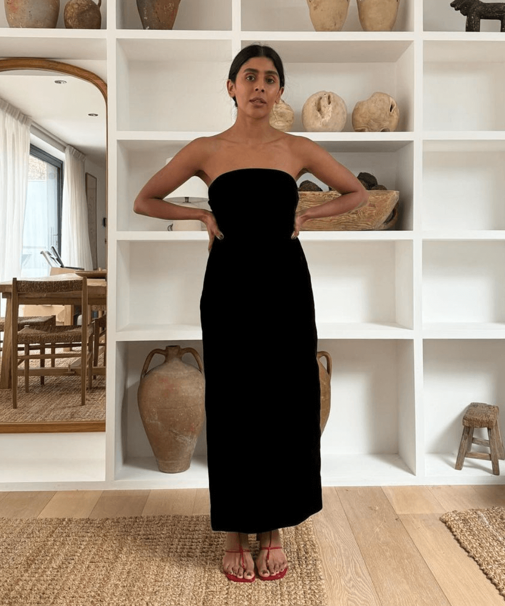 @monikh - vestido midi preto e sandália vermelha de salto - tendências do verão - verão - mulher em pé em uma sala com as duas mãos na cintura - https://stealthelook.com.br