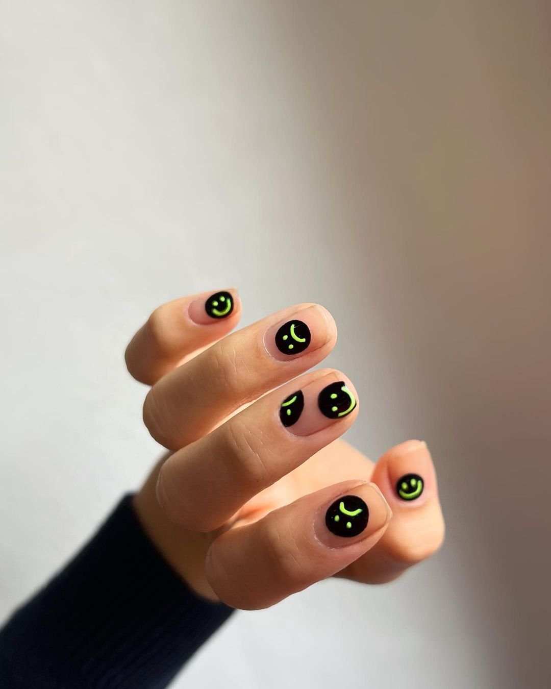Hang Nguyen - unhas-preta-manicure - unhas quadradas curtas - outono - brasil - https://stealthelook.com.br