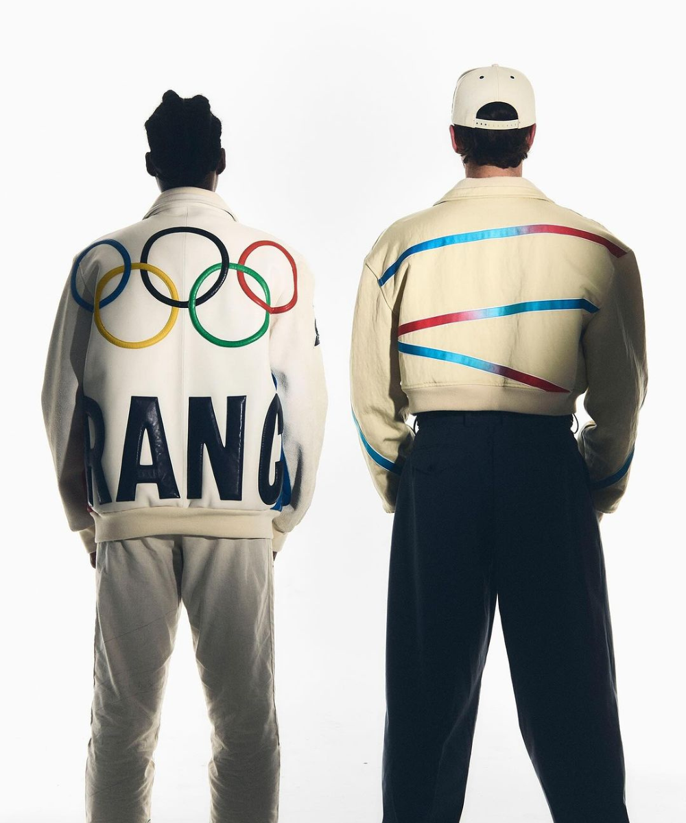 Uniforme da Seleção Francesa para as Olimpíadas 2024 - bomber jackets - Olimpíadas 2024 - inverno - duas pessoas paradas de costas usando jaquetas customizadas das Olimpíadas 2024 - https://stealthelook.com.br