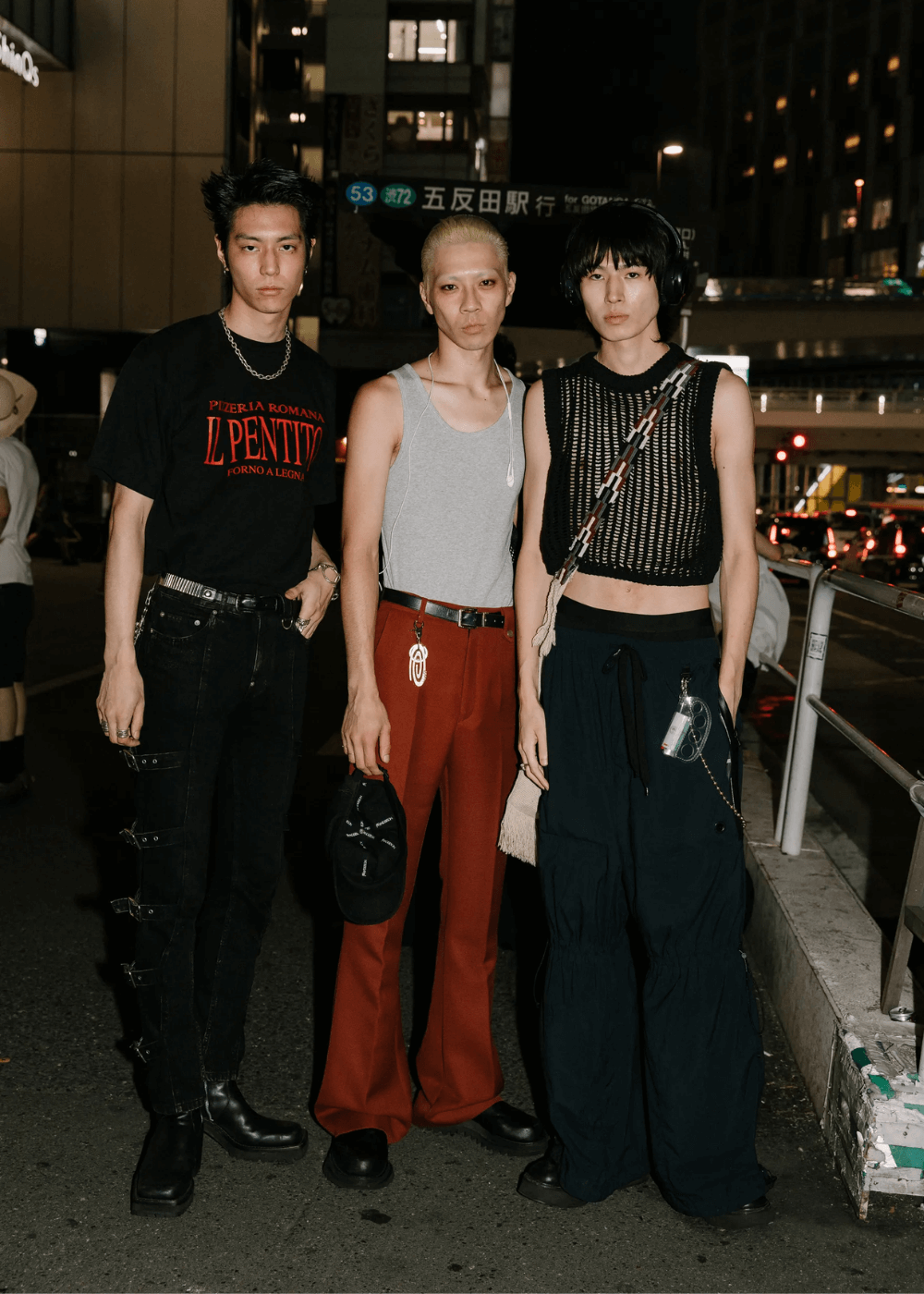 Street Style asiático - roupas diversas - Street Style asiático - primavera - três homens orientais parados em pé na rua - https://stealthelook.com.br