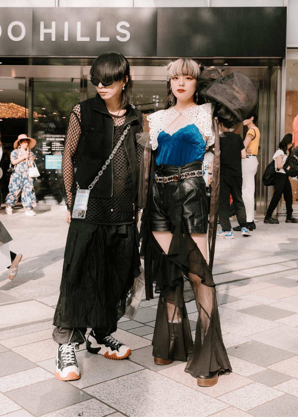 Street Style asiático - roupas diversas - Street Style asiático - outono - duas pessoas asiáticas paradas em pé - https://stealthelook.com.br