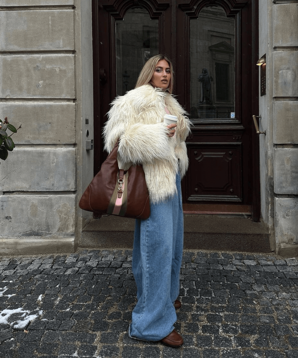 Emili Sindlev - calça jeans, jaqueta de pelúcia e bolsa grande marrom - bolsas tendência - inverno - mulher loira - https://stealthelook.com.br