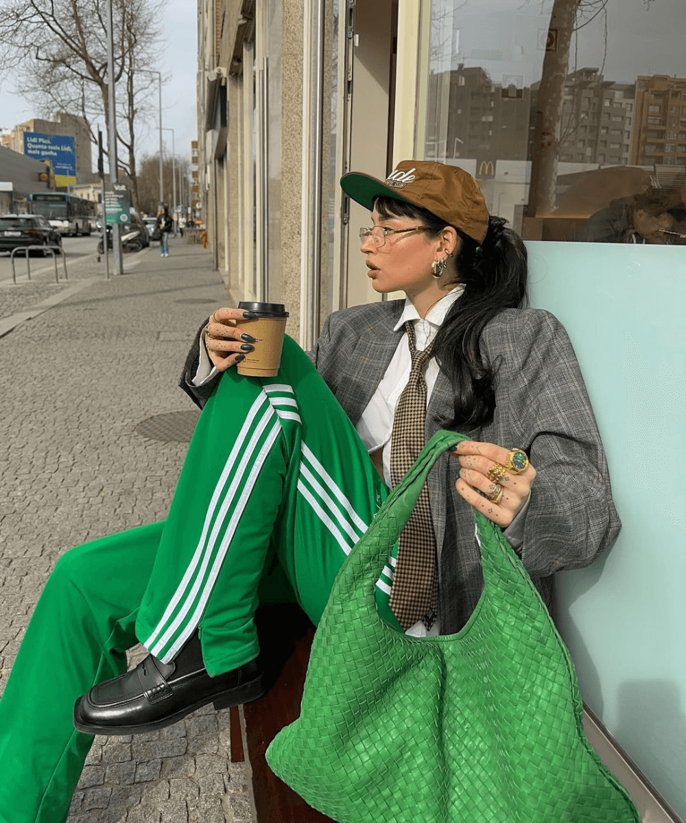 Ines Silva | @irisloveunicorns - calça adidas verde, blazer xadrez oversized, boné, gravata preta e bota - calças estilosas - outono - mulher sentada em um banco na rua - https://stealthelook.com.br