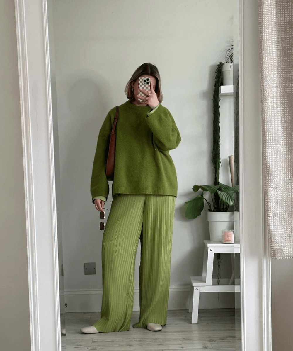 Madison Eley - calça plissada verde, tricot verde e bolsa vermelha - calças estilosas - outono - mulher loira tirando foto na frente do espelho - https://stealthelook.com.br