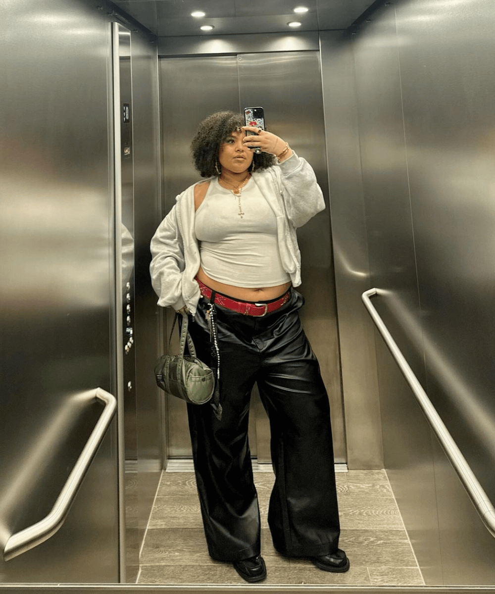 @alessiagolfetto - calça de couro preta, regata branca e moletom - calças estilosas - outono - foto na frente do espelho - https://stealthelook.com.br