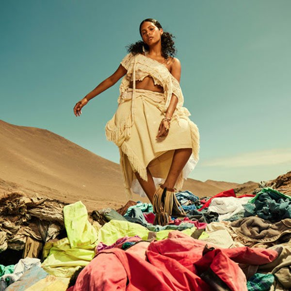 Você sabia que existe uma montanha de roupas descartadas no Atacama?
