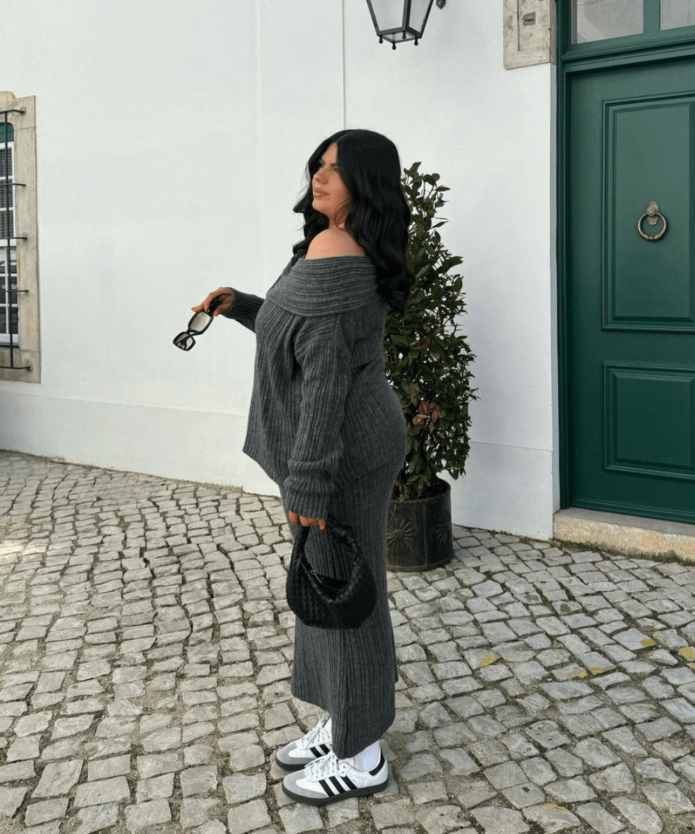 Freya Broni - conjunto de saia longa e blusa de manga longa cinza, tênis adidas e óculos - looks de outono - outono - mulher em pé na rua usando óculos de sol - https://stealthelook.com.br