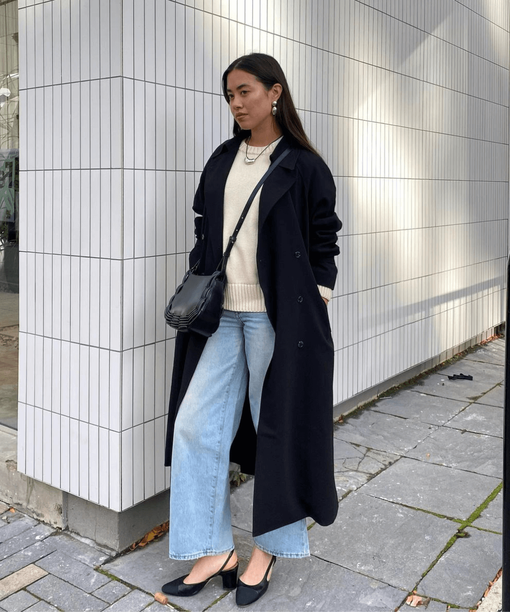 Sasha Mei - calça jeans, tricot, salto alto e sobretudo - como usar sobretudo - inverno - mulher asiática em pé na rua - https://stealthelook.com.br