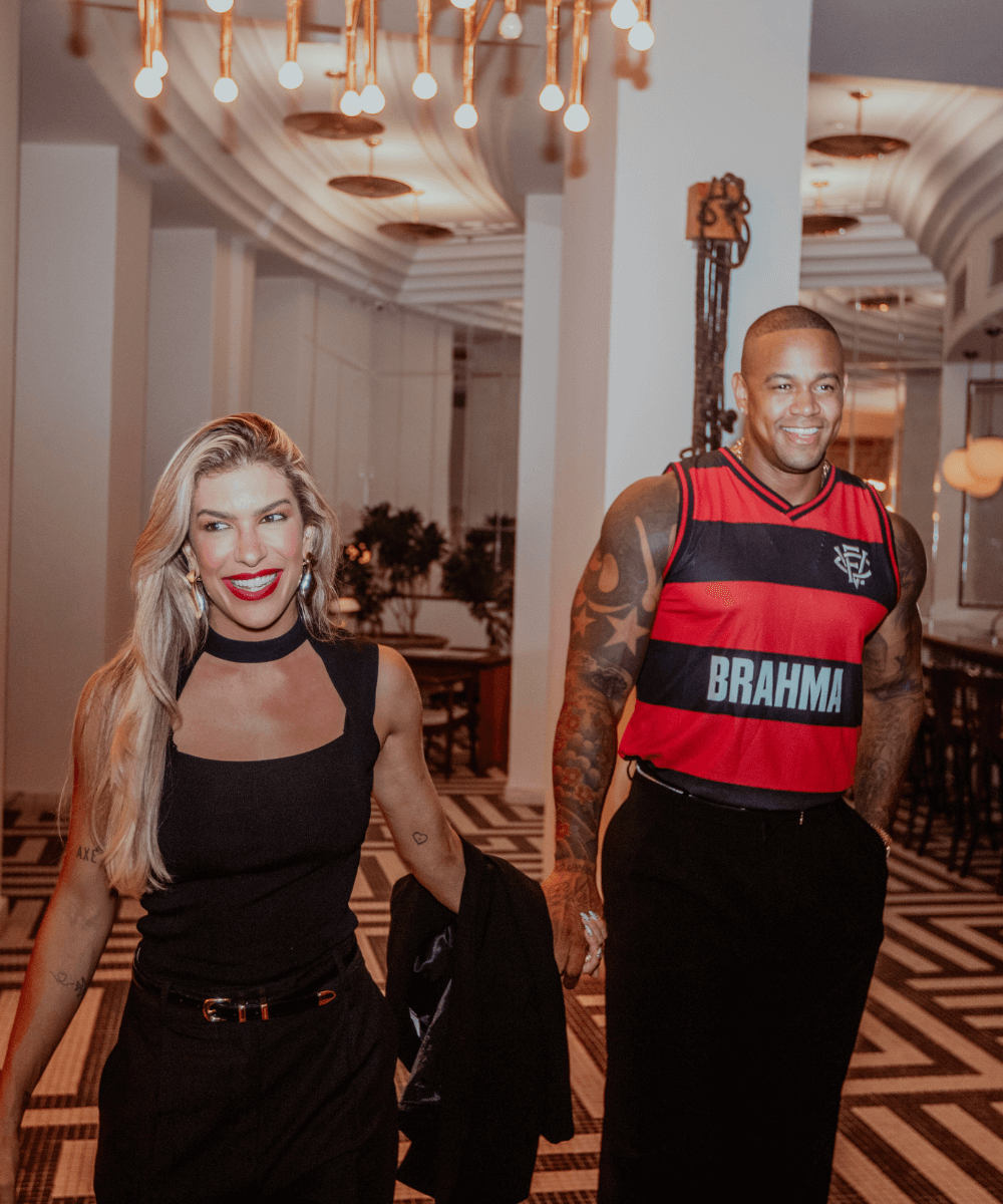 Léo Santana e Lore Improta - roupas diversas - moda e o futebol - verão - casal andando sorrindo juntos - https://stealthelook.com.br