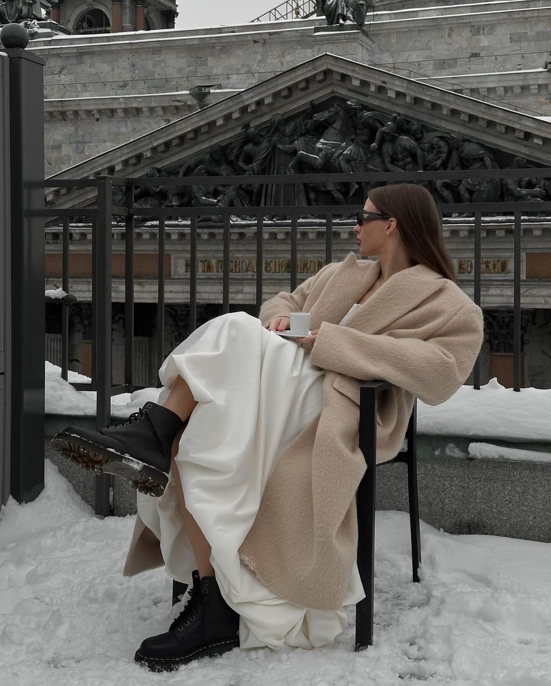 Daria Shcherbakova - vestido branco trench coat coturno preto - coturnos - outono inverno - Milão - https://stealthelook.com.br