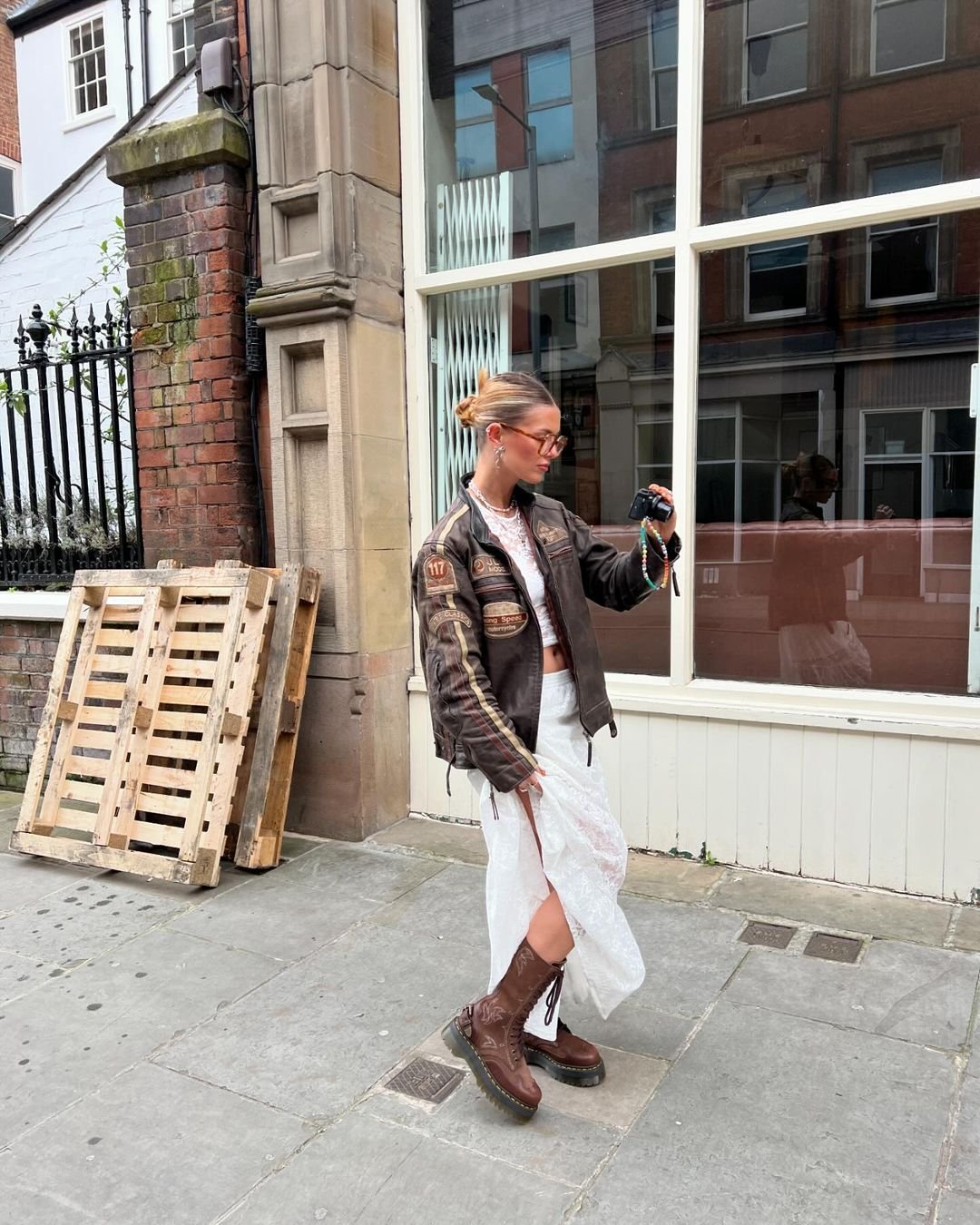 mulher - saia rendada midi branca jaqueta de couro marrom coturno cano alto - coturno - outono inverno - Londres - https://stealthelook.com.br