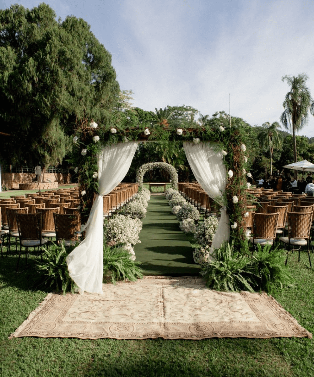 Decoração de casamento - N/A - casamento intimista ao ar livre - verão - a foto mostra um altar de casamento ao ar livre com várias flores e cadeiras - https://stealthelook.com.br
