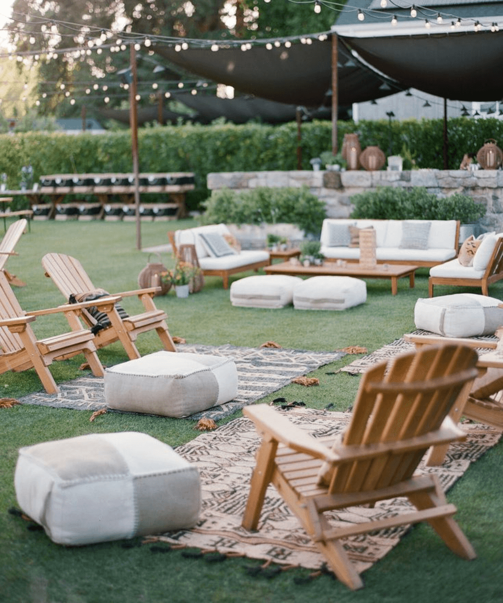 Decoração de casamento - N/A - casamento intimista ao ar livre - verão - a foto mostra cadeiras e sofás decorativos - https://stealthelook.com.br