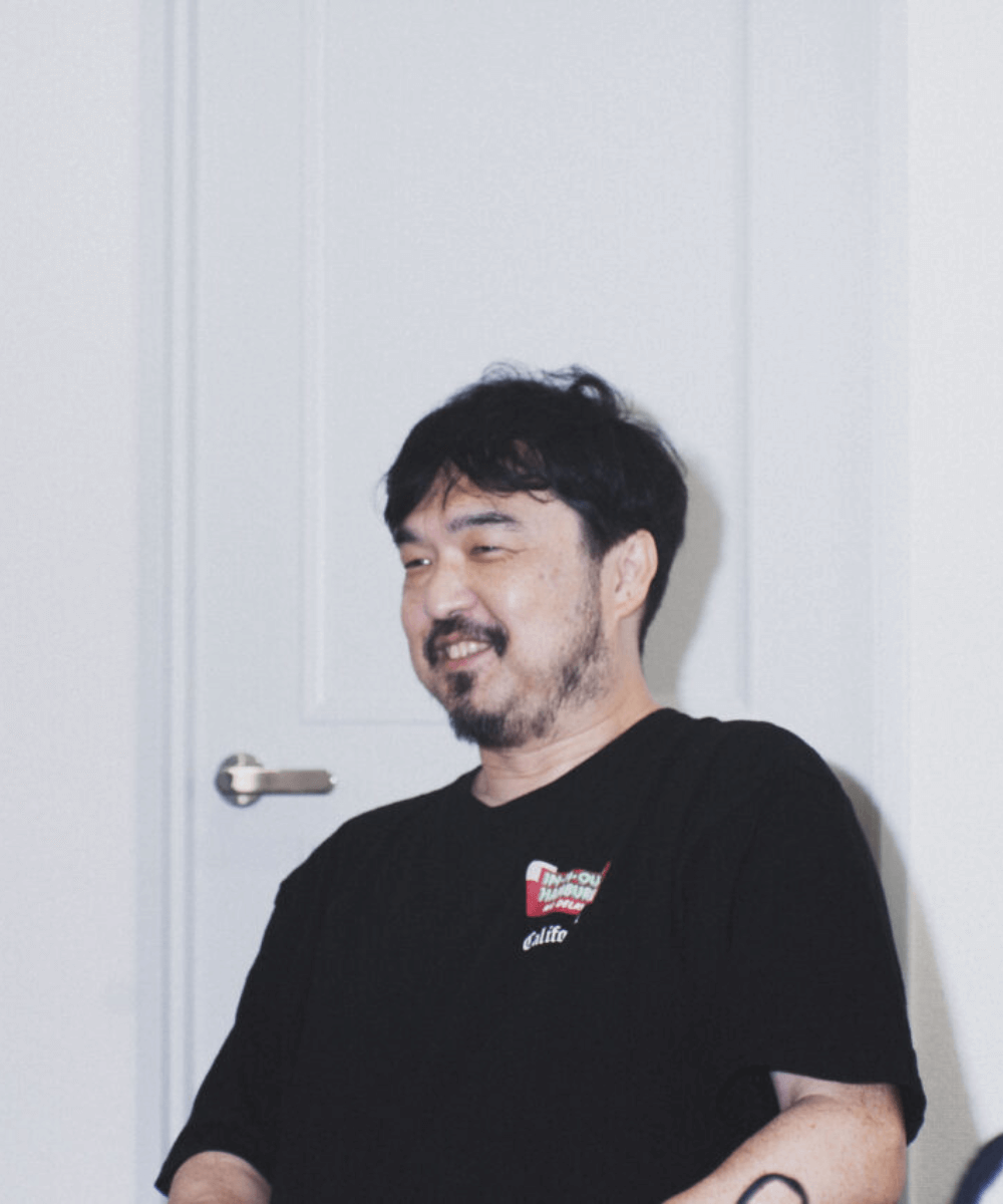 Mikio Sakabe - t-shirt preta - Designers asiáticos - inverno - homem asiático sentado - https://stealthelook.com.br