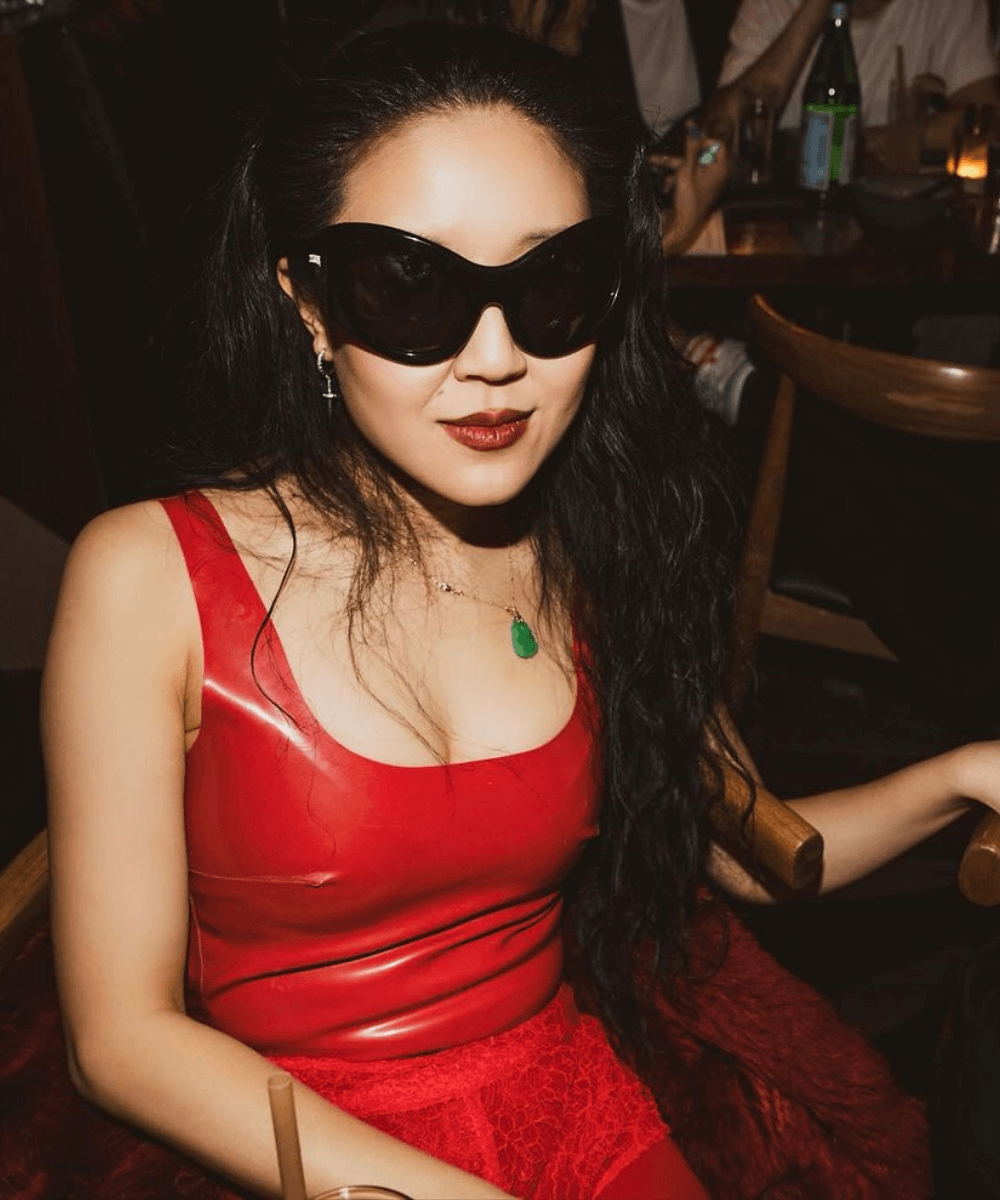 Kim Shui - blusa veremelha e óculos escuros - Designers asiáticos - inverno - mulher asiática usando óculos escuros - https://stealthelook.com.br