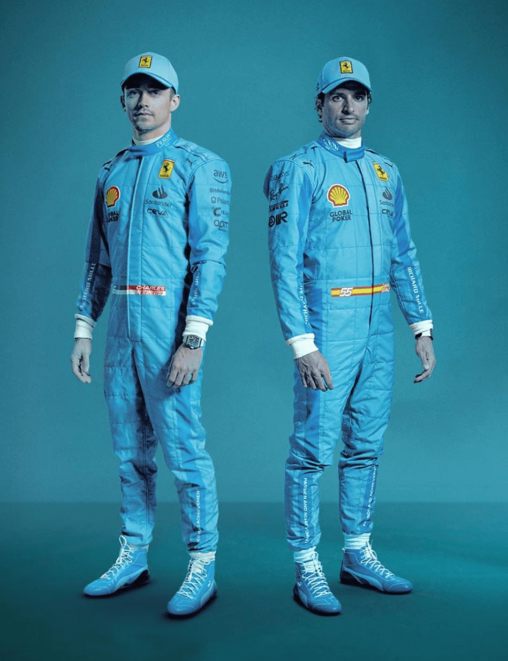 Charles Leclerc e Carlos Sainz - macacão azul de corrida - Ferrari Azul - outono - dois homens parados em pé - https://stealthelook.com.br