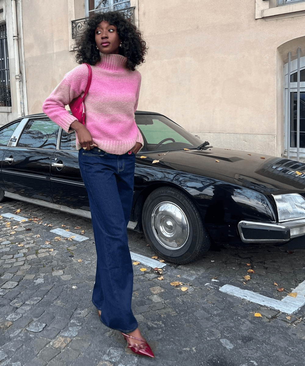 Emmanuelle Koffi - calça jeans, tricot rosa colorido e scarpin vermelho cereja - looks de frio - inverno - mulher negra andando na rua - https://stealthelook.com.br