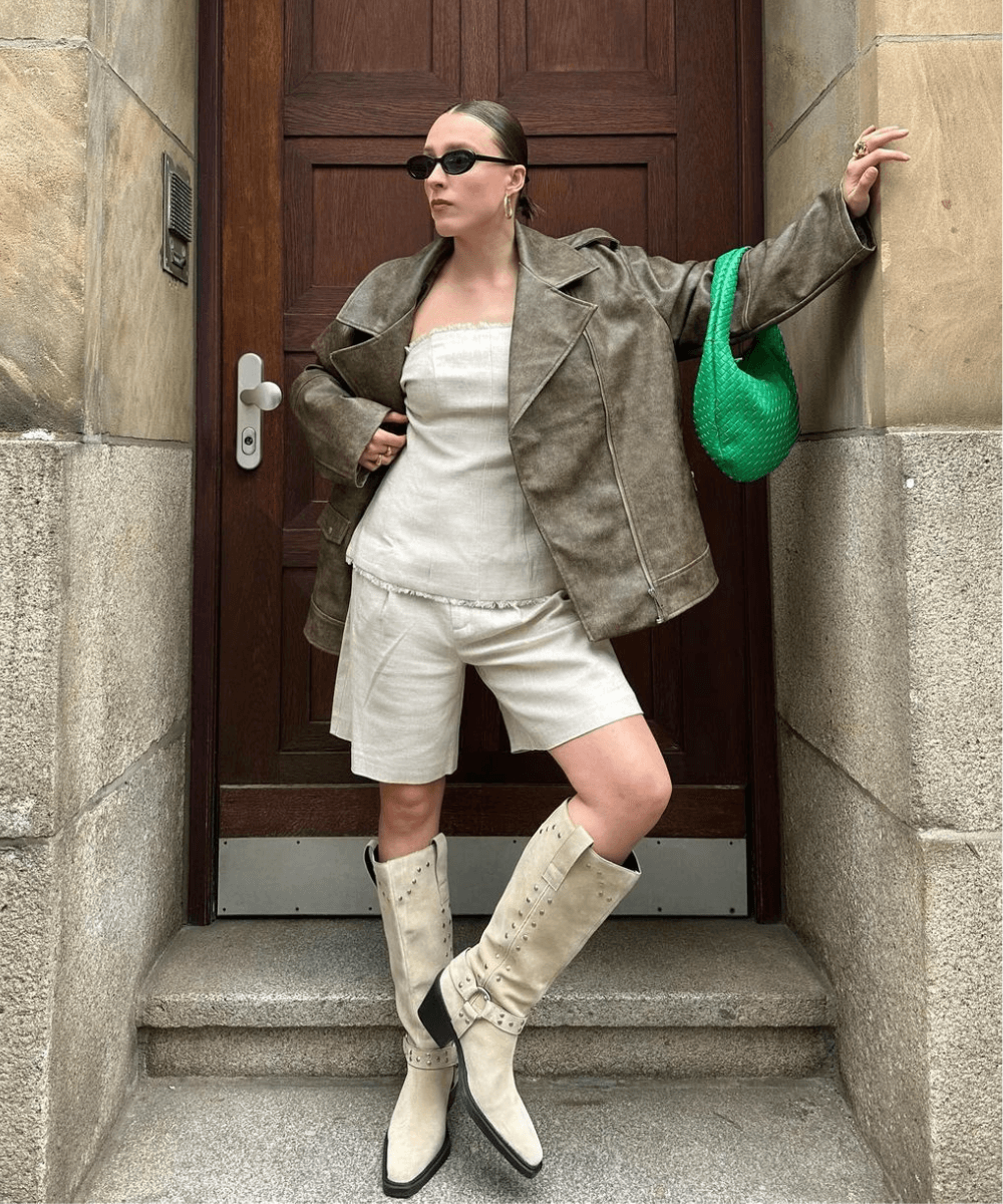 @lara_bsmnn - bermuda e top de alfaiataria, blazer oversized e bota bege - inverno 2024 - inverno - mulher em pé na rua usando óculos de sol - https://stealthelook.com.br