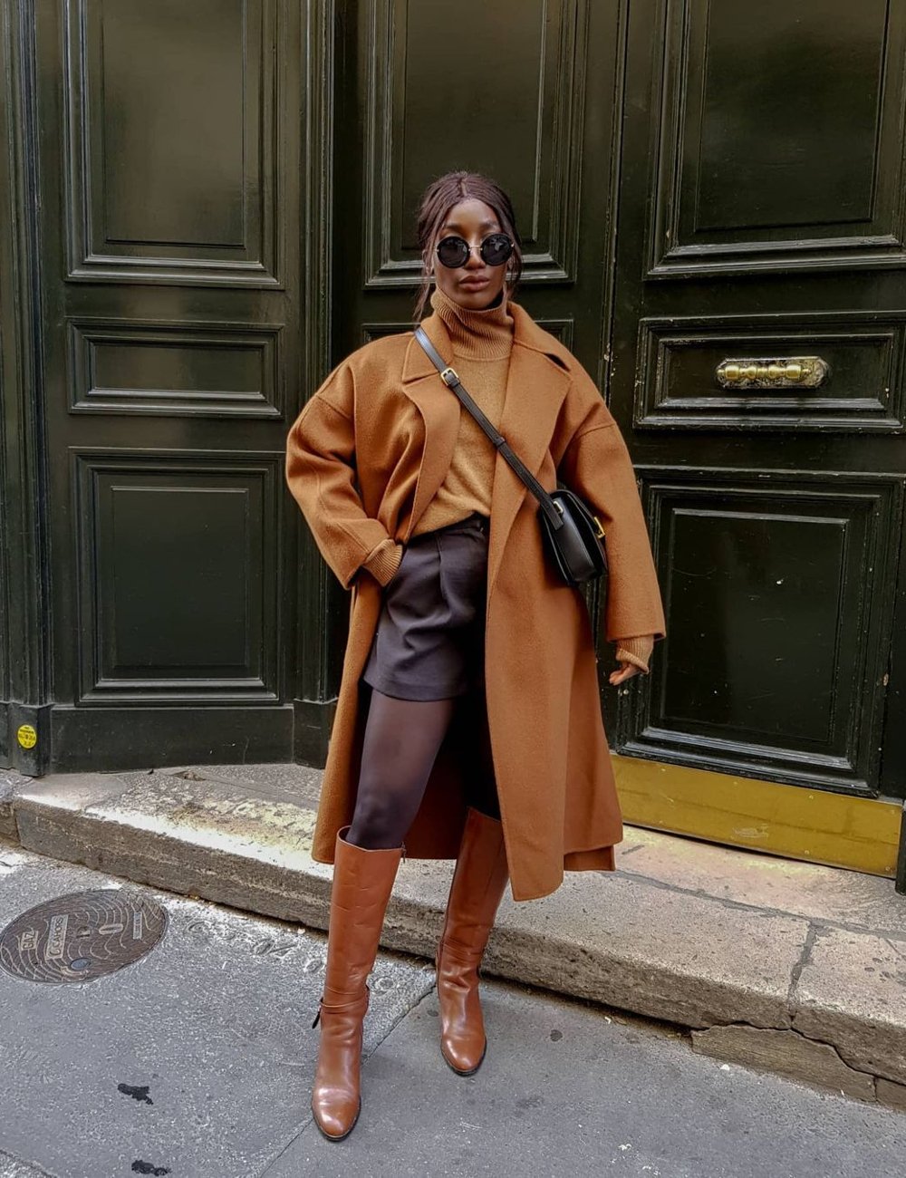 Aida Badji - bota - looks marrons - outono - street style - https://stealthelook.com.br