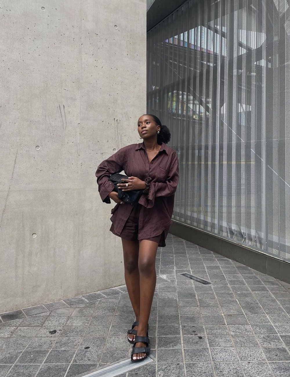 Danielle Oreoluwa Jinadu - short - looks marrons - outono - street style - https://stealthelook.com.br