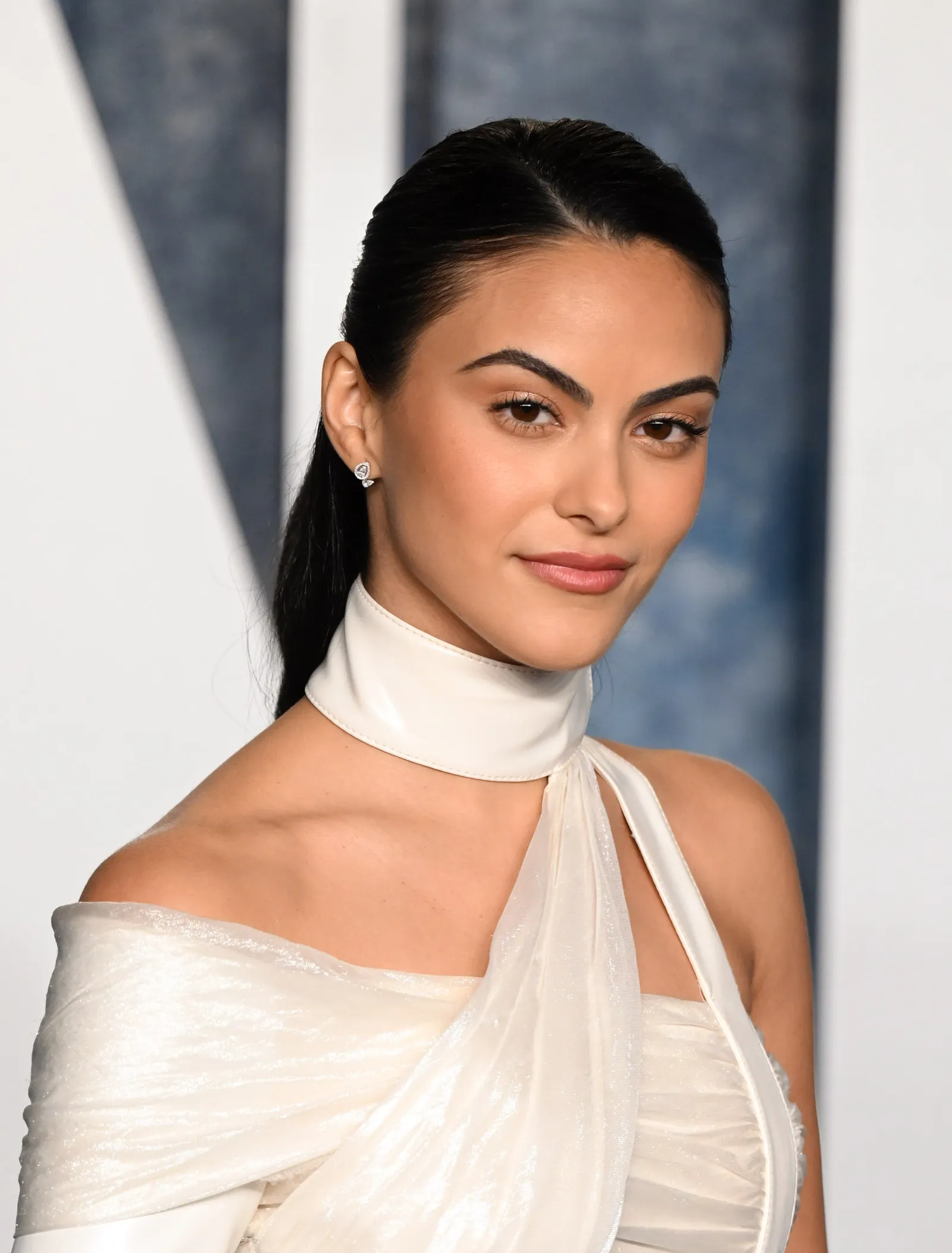 Camila Mendes - maquiagem-contornada - maquiagem minimalista - inverno - brasil - https://stealthelook.com.br