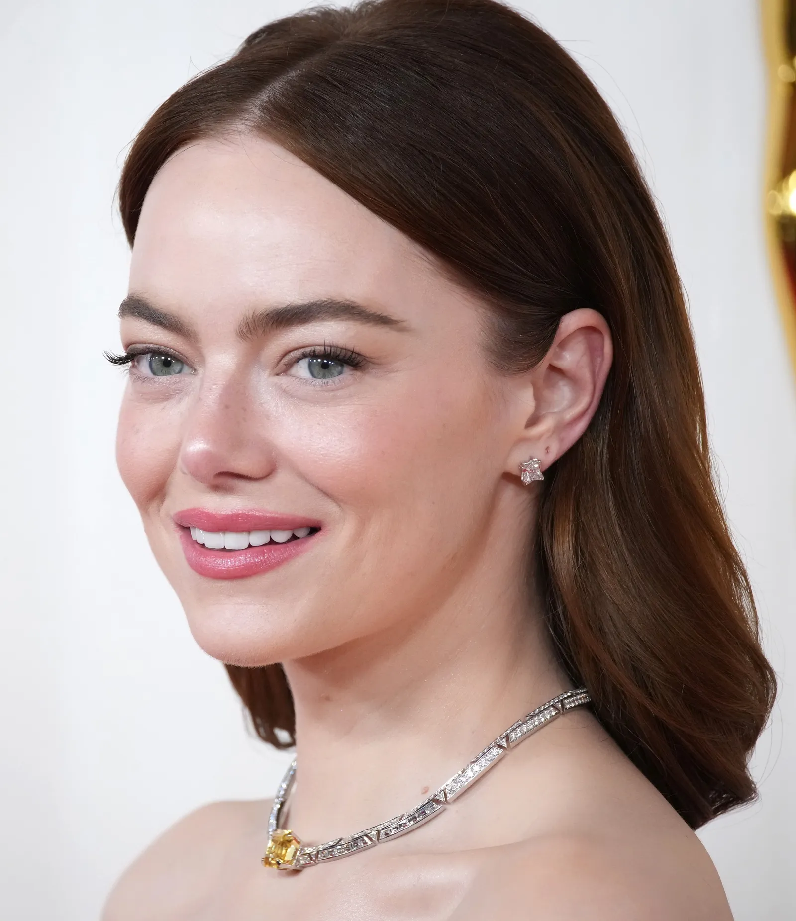 Emma Stone - make-iluminada-perolada - maquiagem minimalista - inverno - brasil - https://stealthelook.com.br