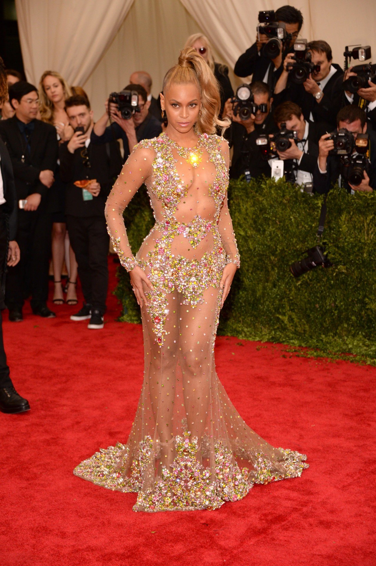 Beyonce - vestido transparente bordado de pedraria - met gala - outono - Nova York - https://stealthelook.com.br