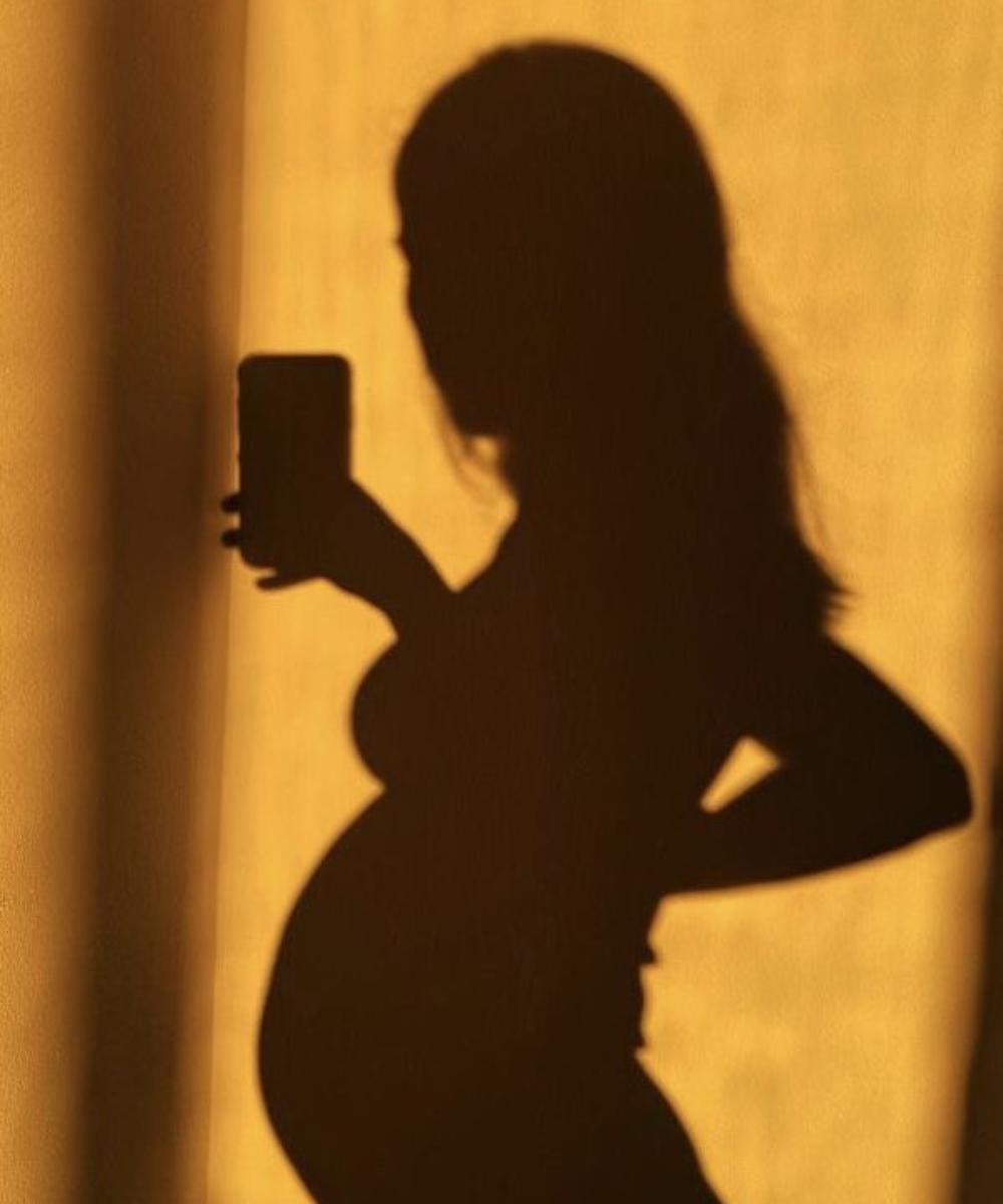 Ozempic x Fertilidade - N/A - Ozempic - verão - a foto mostra a sombra de uma grávida em uma parede amarela - https://stealthelook.com.br