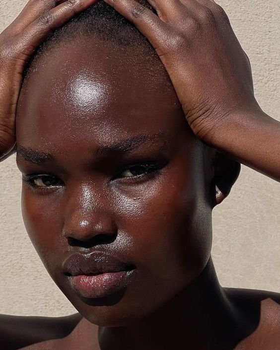 mulher negra - básica - protetor solar com cor - verão - Brasil - https://stealthelook.com.br