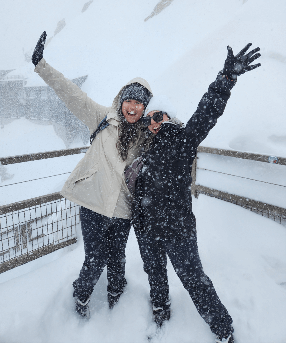 Sofi e Iza - roupas de neve - neve - inverno - duas mulheres em pé na neve - https://stealthelook.com.br