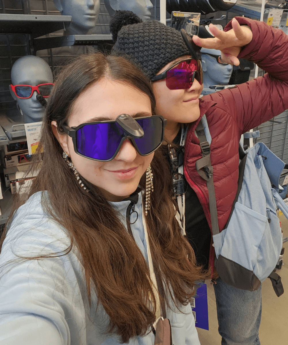 Sofi e Iza - roupas de inverno - neve - inverno - duas mulheres em uma loja usando óculos de ski - https://stealthelook.com.br