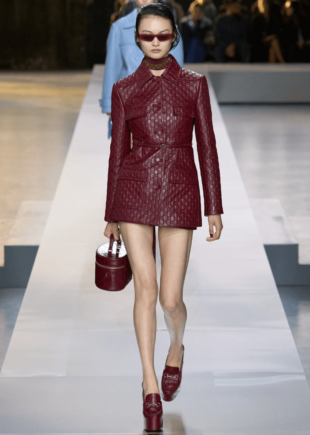 Gucci A/W 2024 - vestido de couro vermelho escuro - looks red cherry - outono - modelo andando na passarela - https://stealthelook.com.br