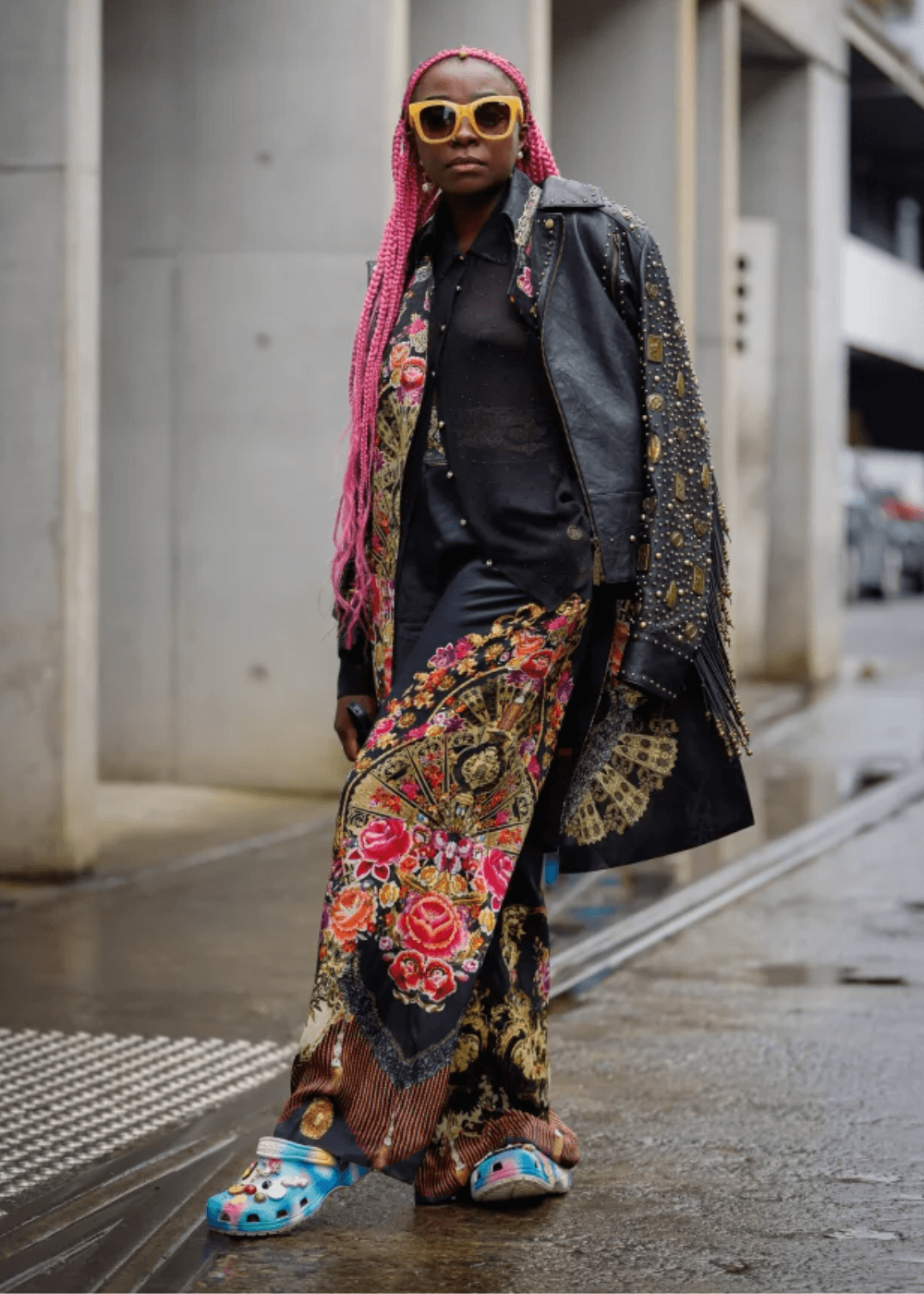 N/A - roupa colorida - sapato personalizado - inverno - mulher negra de tranças em pé na rua usando óculos de sol - https://stealthelook.com.br