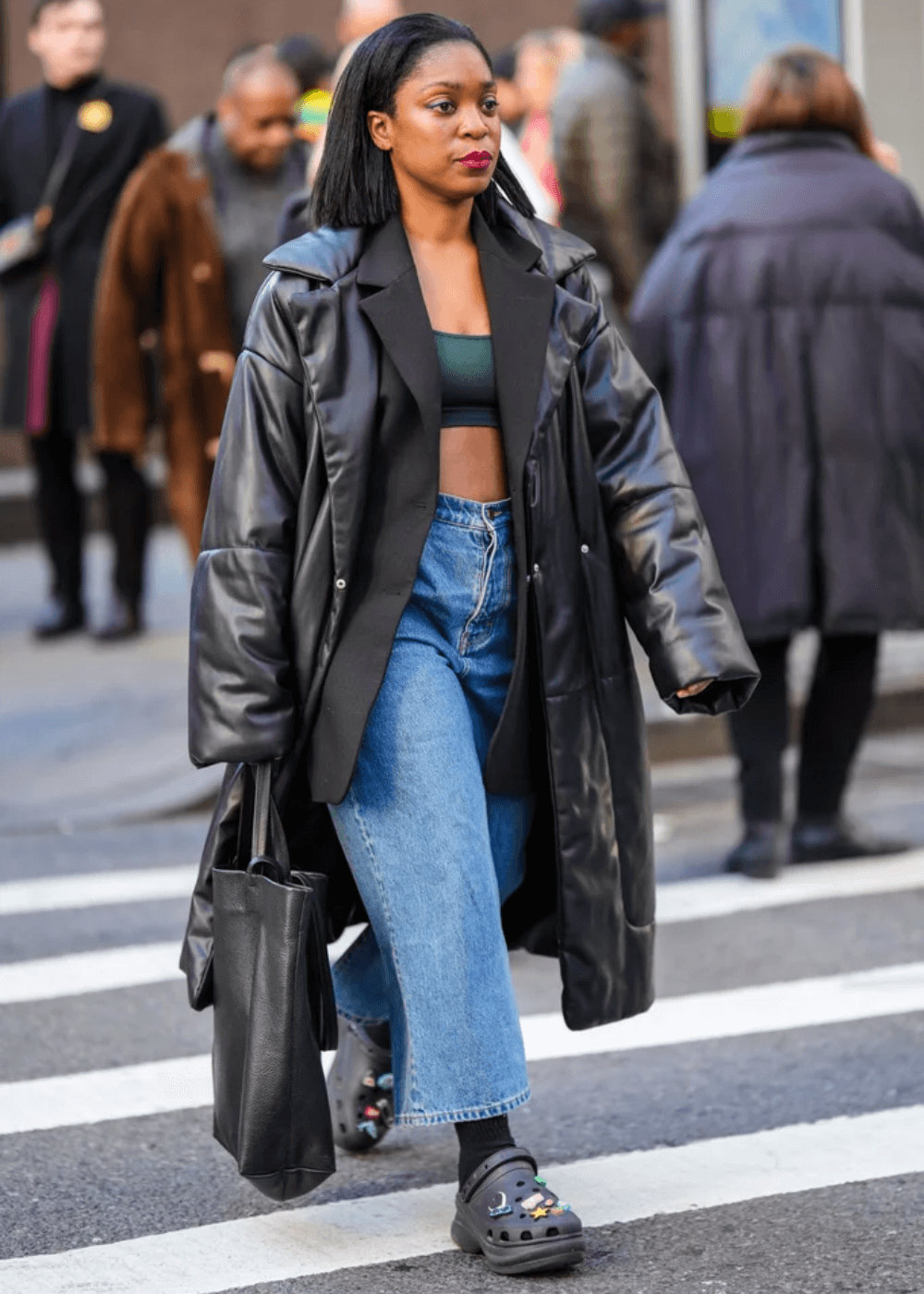 N/A - jeans, top e casaco puffer preto - sapato personalizado - outono - mulher negra andando na rua usando óculos de sol - https://stealthelook.com.br