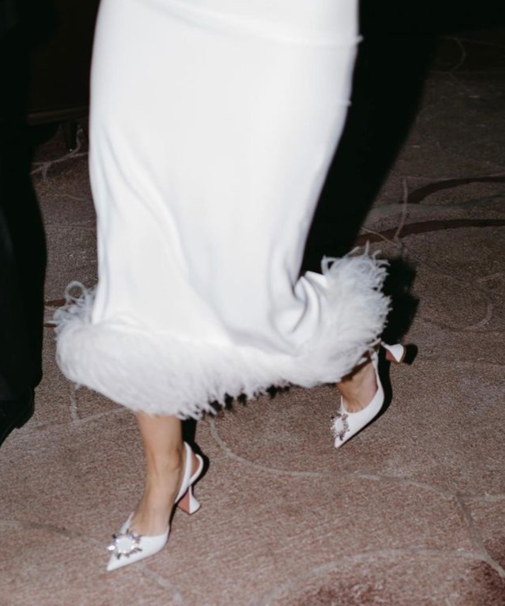 N/A - vestido de noiva e sapato - sapatos de noiva - verão - mulher usando um vestido de noiva e salto alto - https://stealthelook.com.br