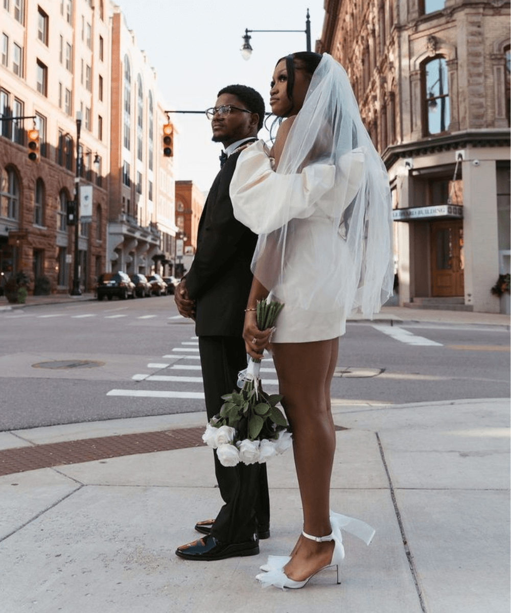N/A - vestido de noiva - sapatos de noiva - verão - casal negro em pé na rua posando para foto - https://stealthelook.com.br