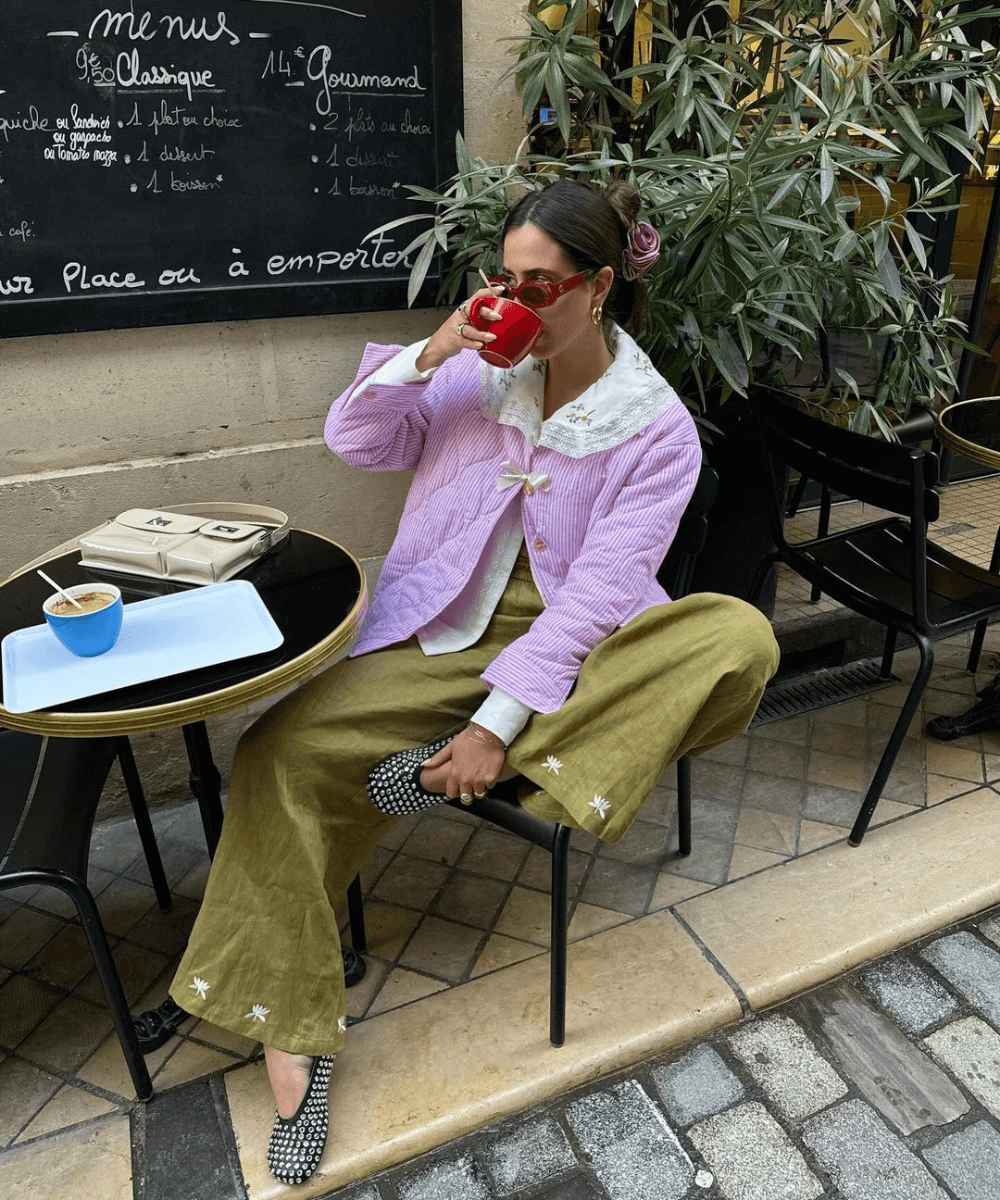 @florettenacer - calça verde, blusa babado, tricot rosa e sapatilha - tendência romântica - outono - mulher na rua bebendo café - https://stealthelook.com.br