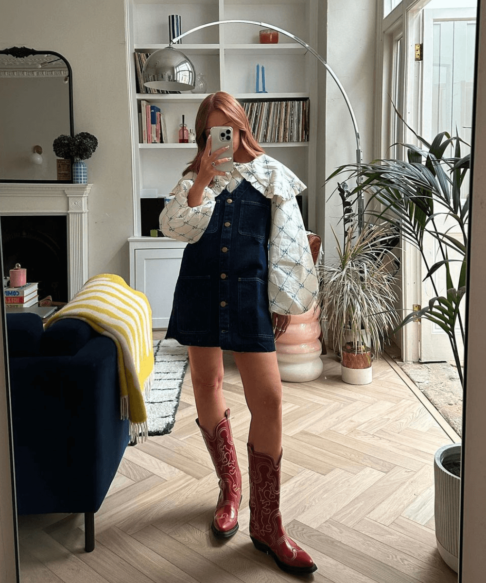 @rebeccaferrazwyatt - blusa de babado, vestido jeans e bota western vermelha - tendência romântica - outono - foto na frente do espelho - https://stealthelook.com.br