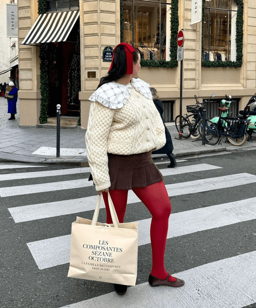 Francesca Perks - minissaia, meia-calça vermelha, sapatilha e blusa de gola - tendência romântica - outono - mulher em pé na rua - https://stealthelook.com.br