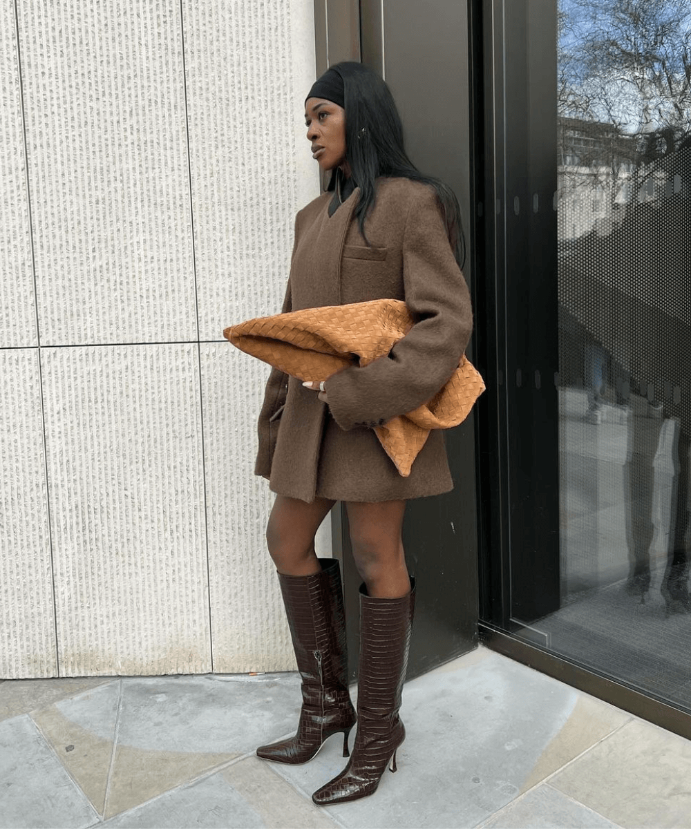 @georgia_3.0 - blazer oversized bege e bota de manga longa marrom - outono 2024 - outono - mulher negra em pé na rua - https://stealthelook.com.br