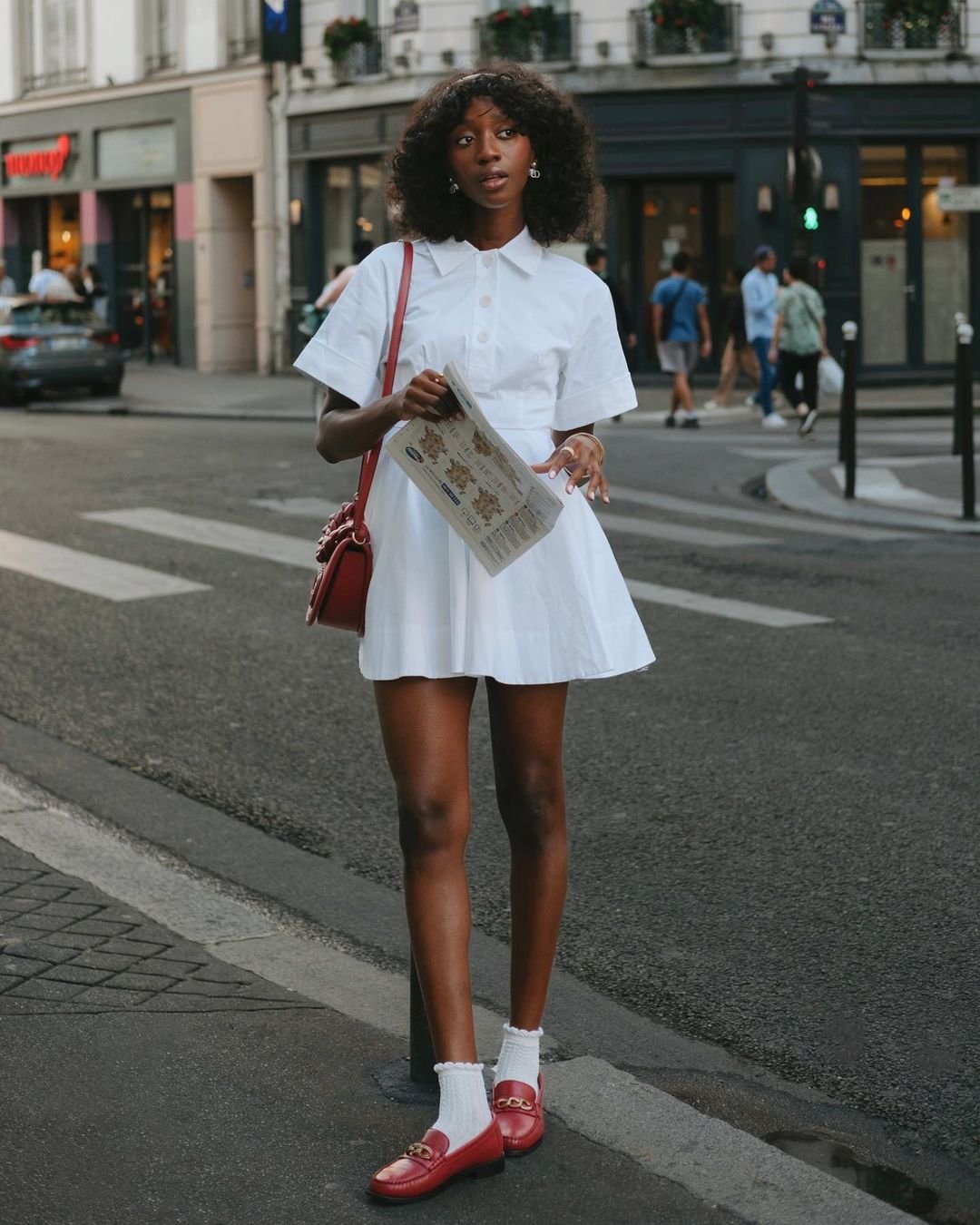 mulher  - camisa polo branca minissaia mocassim vermelho - protetor solar com cor - outono - Paris - https://stealthelook.com.br
