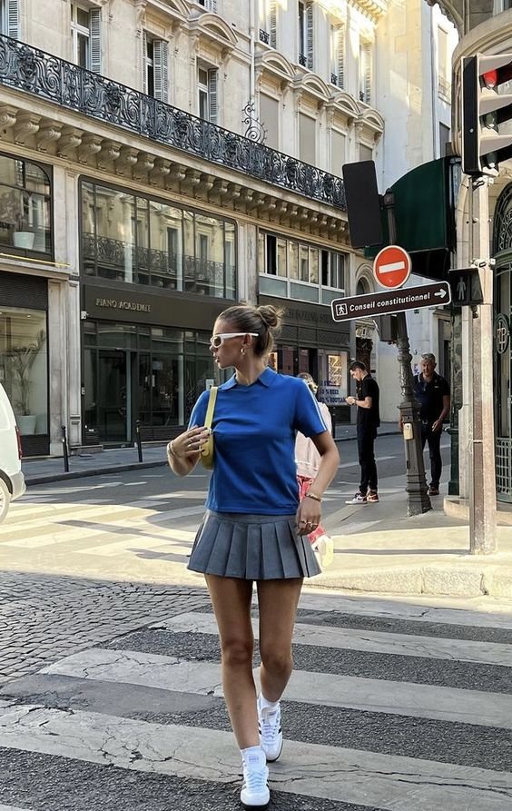 mulher - camisa polo saia plissada tenis adidas samba - tenniscore - outono - Estados Unidos - https://stealthelook.com.br
