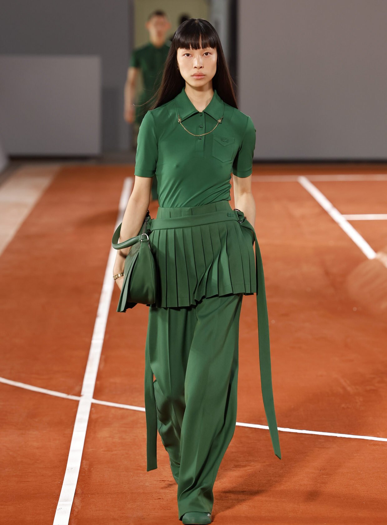 modelo  - camisa golo verde saia plissada calça - tenniscore - outono inverno - Paris - https://stealthelook.com.br