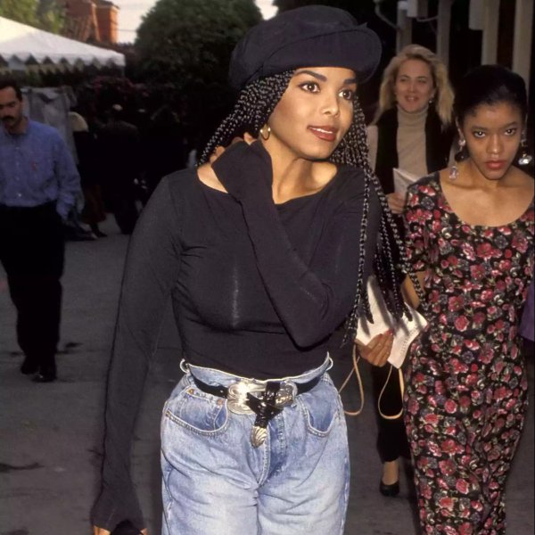 6 inspirações de calça mom em looks dos anos 90 para usar já