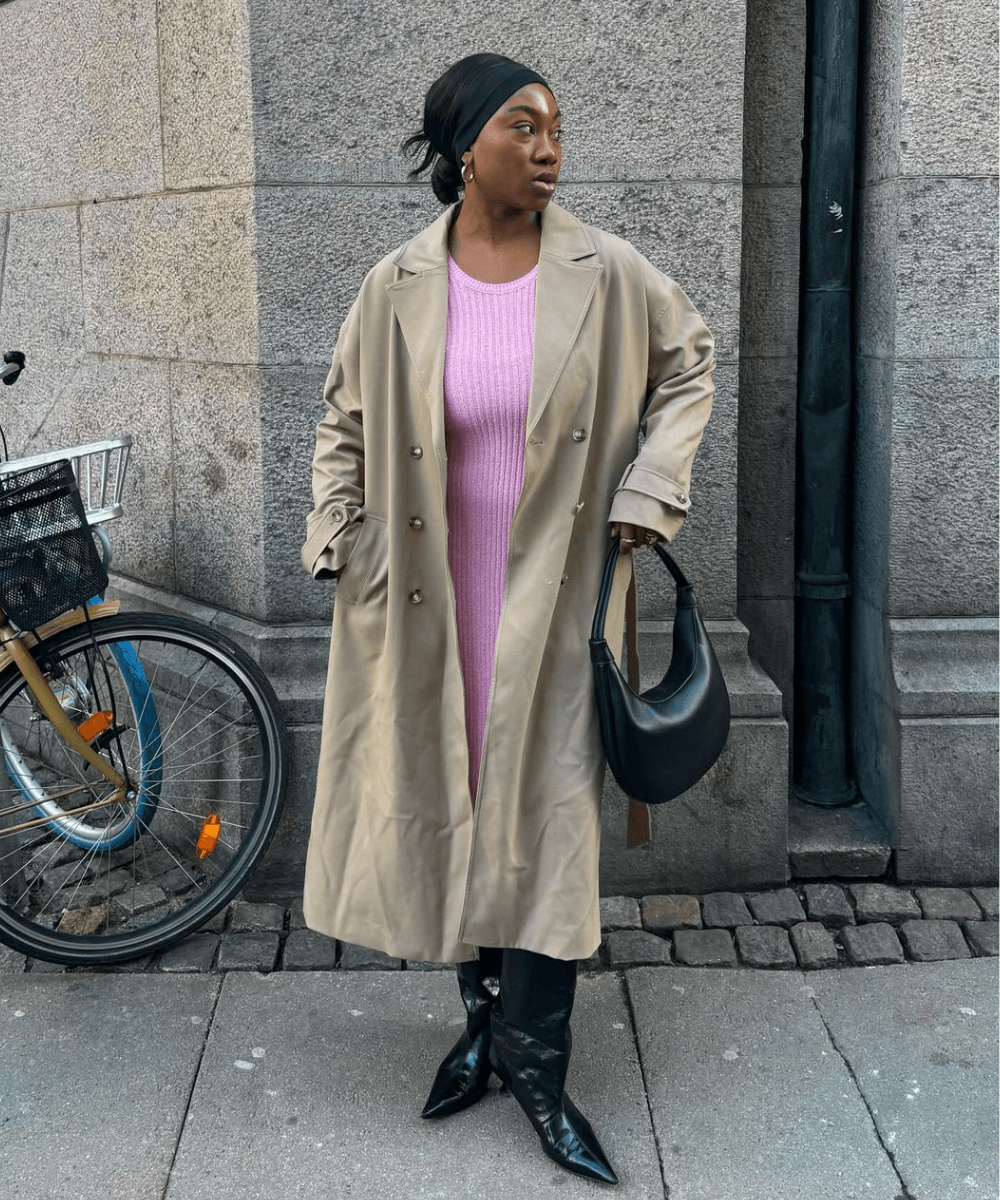 Nnenna Echem - vestido rosa midi, bota preta, casaco trench coat - vestidos estilosos - outono - mulher negra em pé na rua - https://stealthelook.com.br