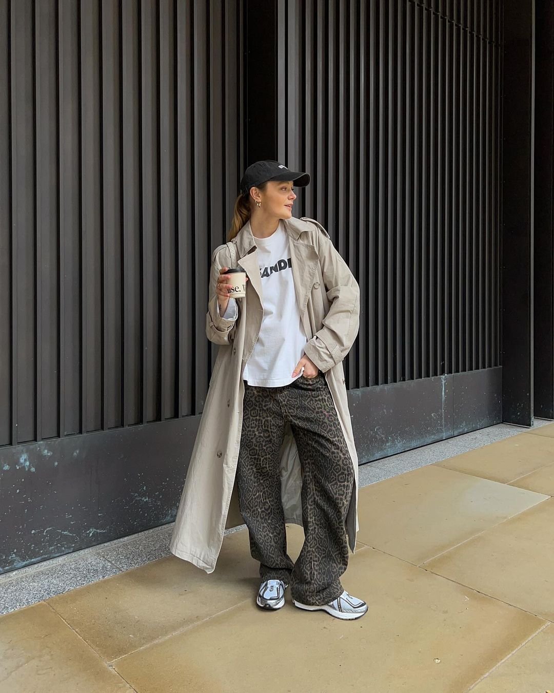 Millie Holmes - boné-preto-trench-coat-camiseta-calça-oncinha-baggy-tenis-esportivo - calça baggy - outono - London - https://stealthelook.com.br